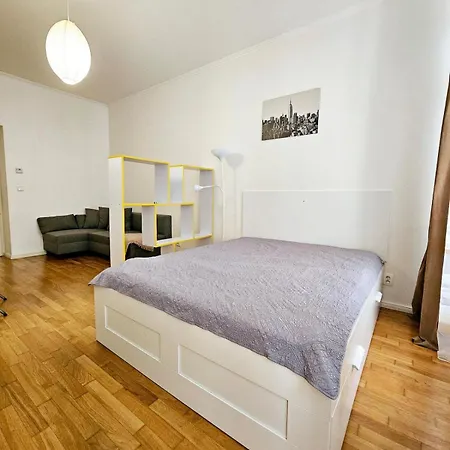 Διαμέρισμα Modern Riverside Flat Πράγα