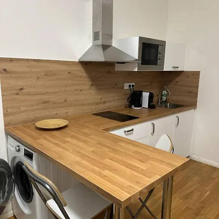 Modern Riverside Flat *